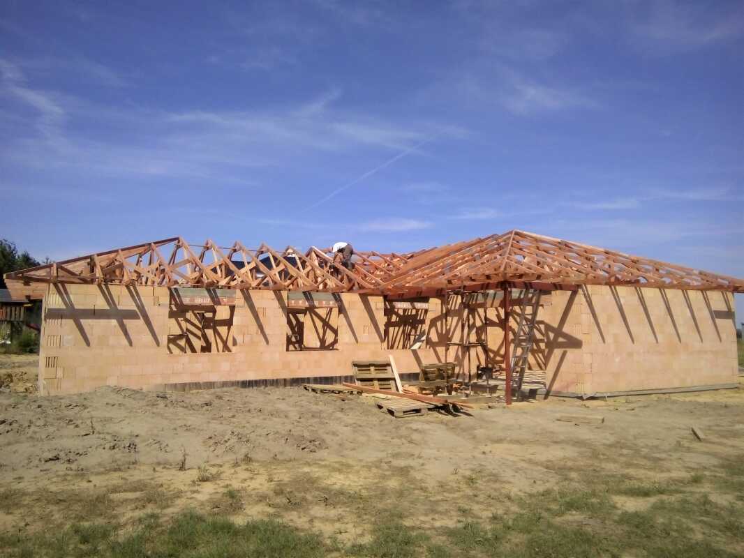 Stavba střecha z příhradových střešních vazníků