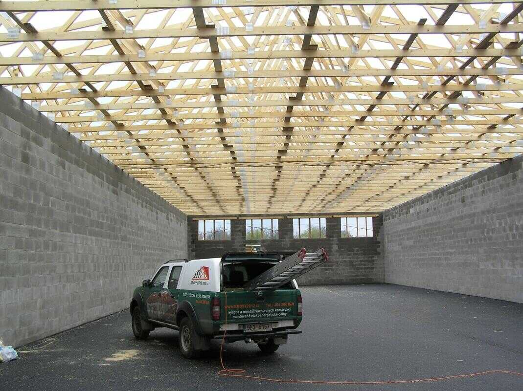 Střešní vazníky - sedlová střecha výrobní budovy