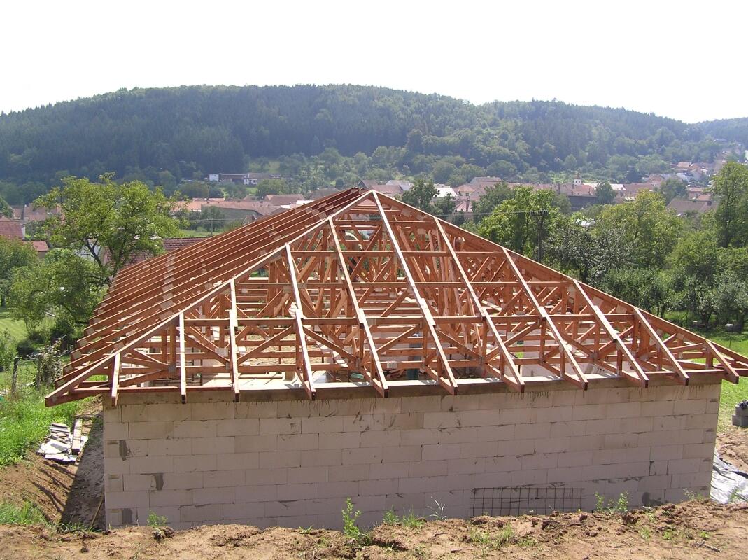 Valbová střecha rodinného domu